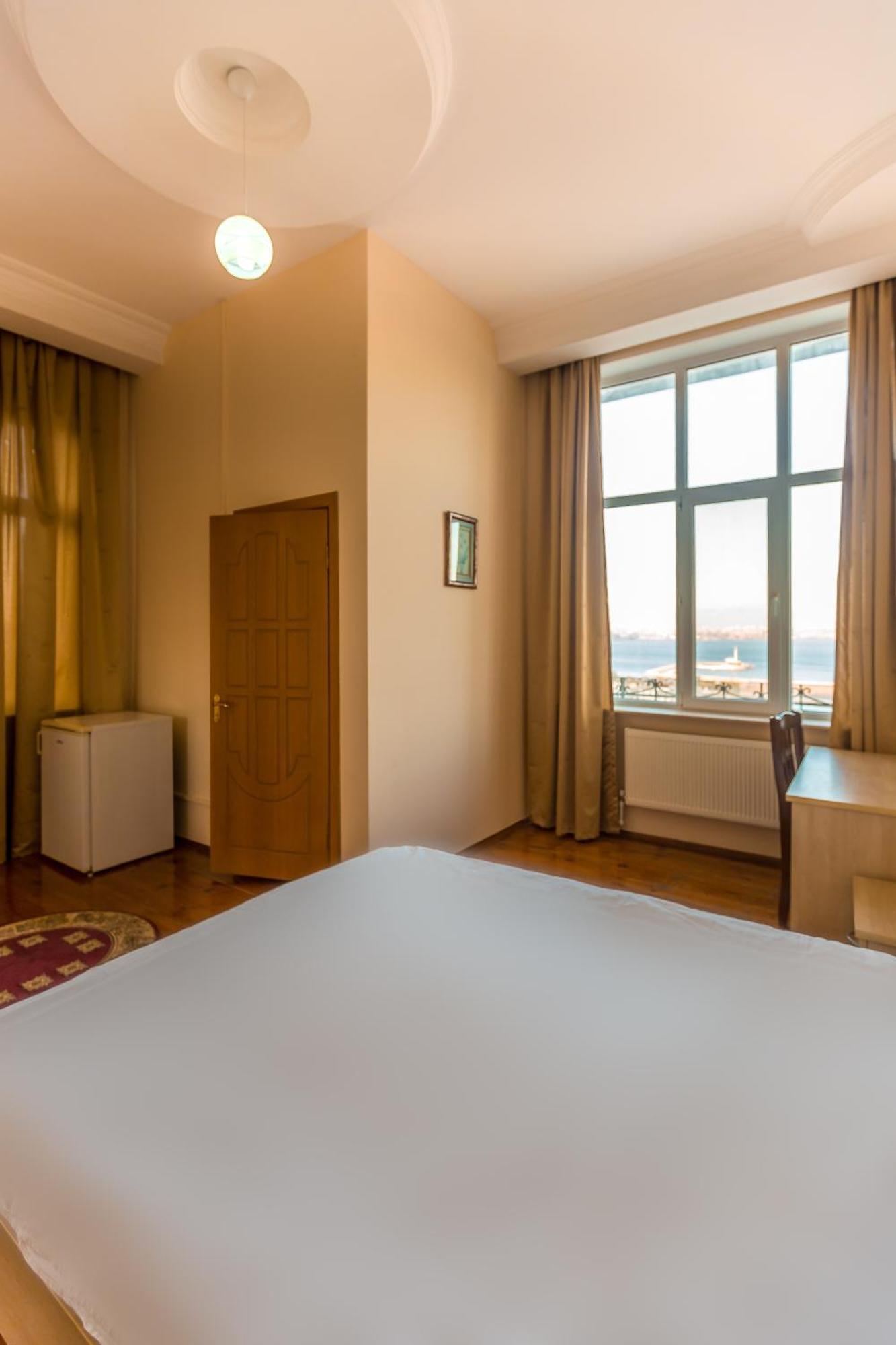 Red Roof Seaview Hotel Баку Экстерьер фото