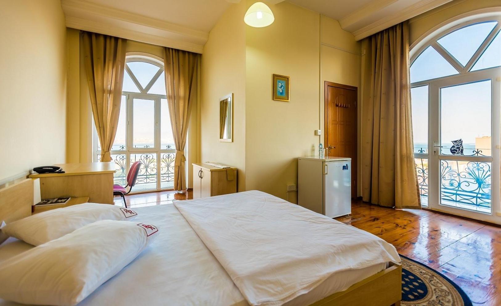 Red Roof Seaview Hotel Баку Экстерьер фото
